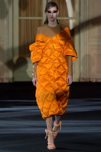 Look 10